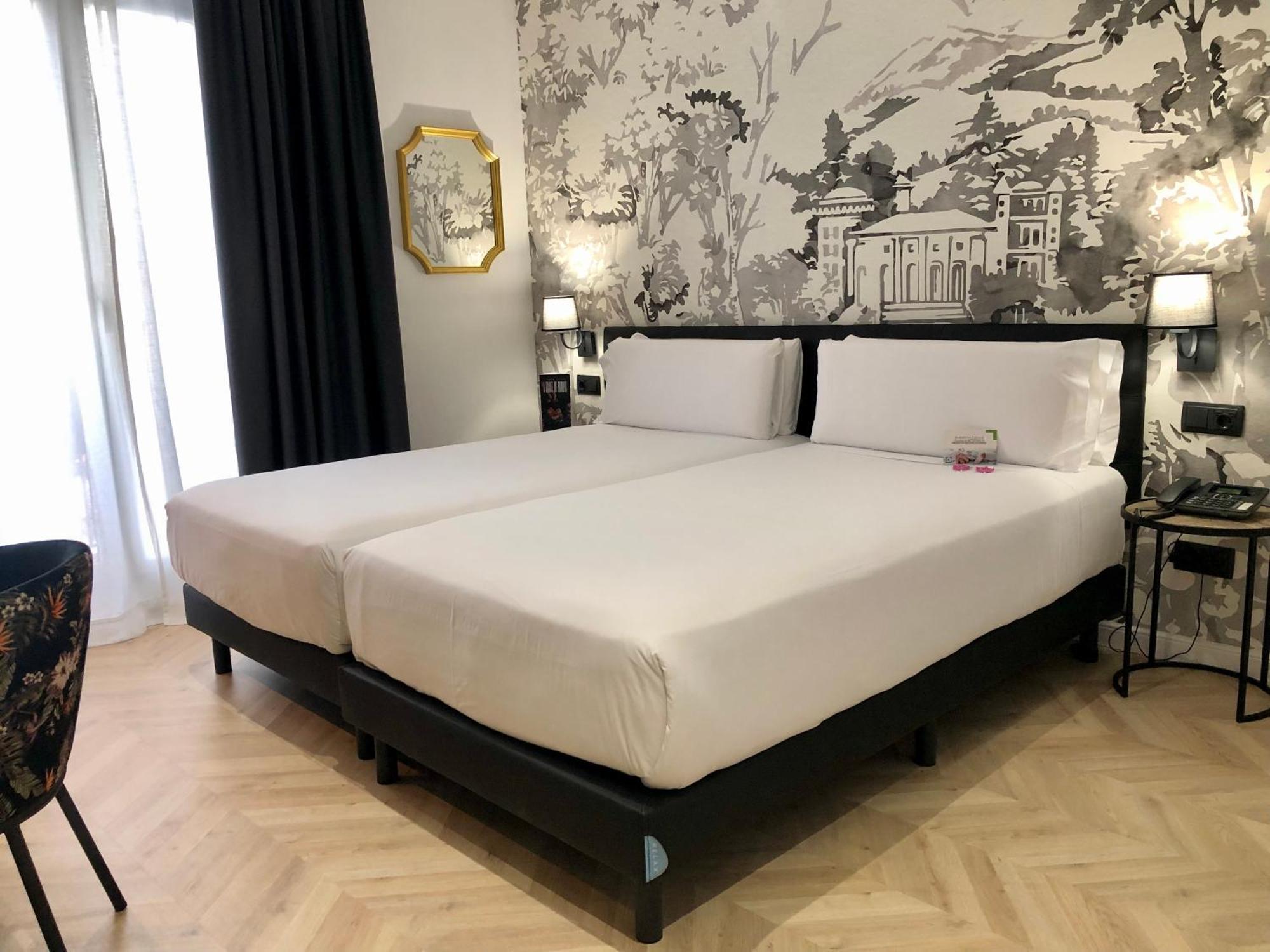 Oriente Atiram Hotel Barcelona Bagian luar foto