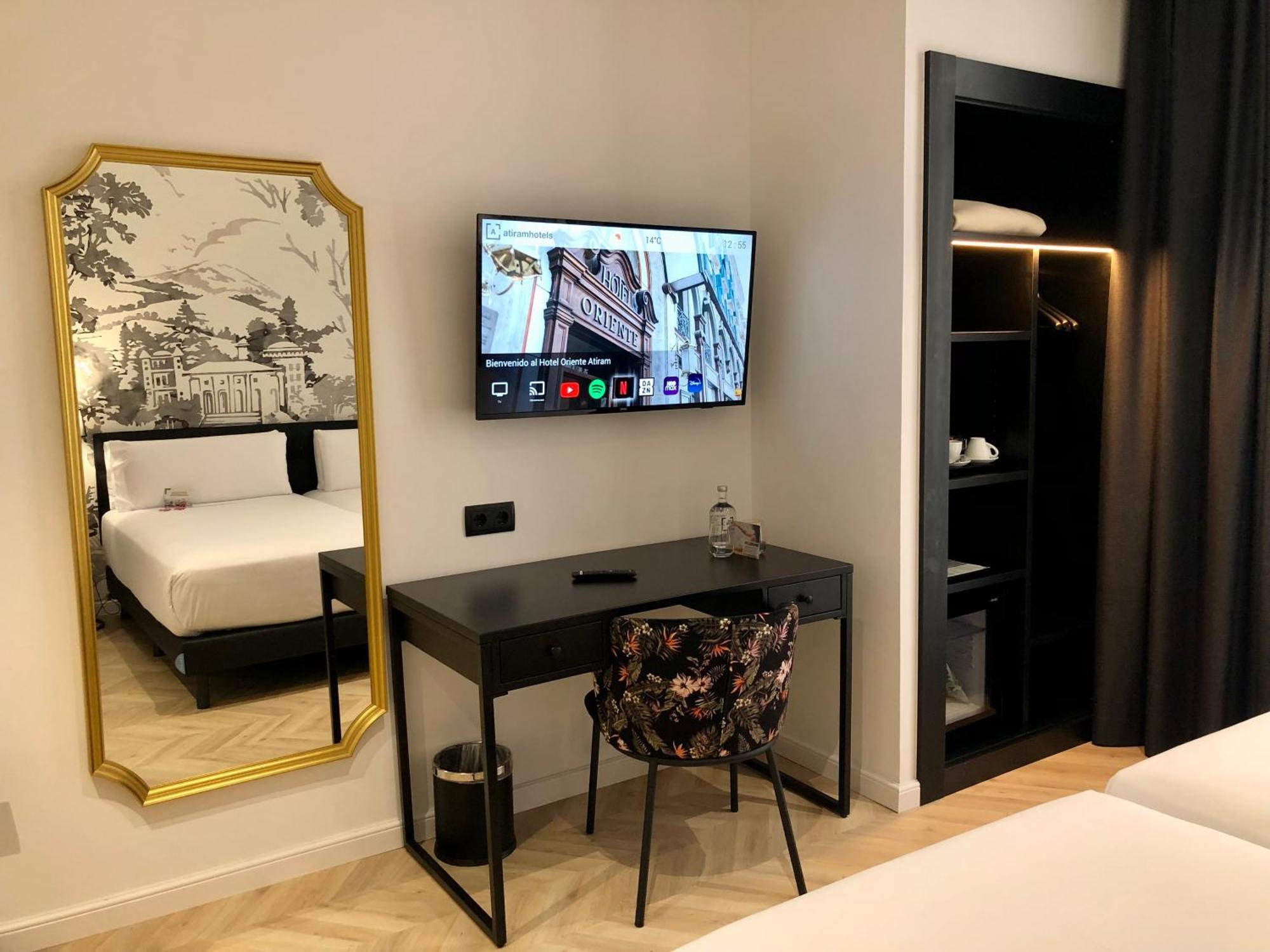 Oriente Atiram Hotel Barcelona Bagian luar foto